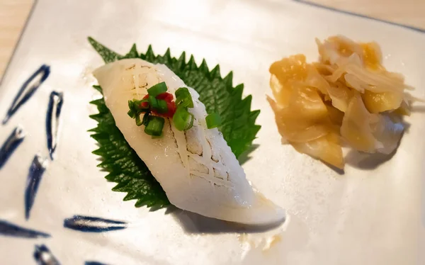 Engawa sushi o aleta de pescado plano con arroz . —  Fotos de Stock