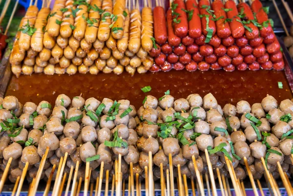 Skewer albóndigas y salchichas . — Foto de Stock