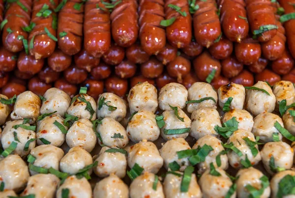 Skewer albóndigas y salchichas . — Foto de Stock