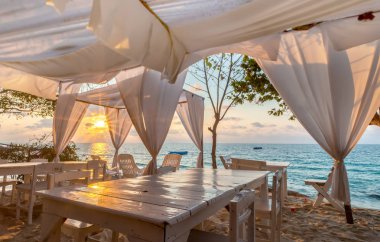 Ada mavi deniz manzaralı beyaz Düzenle Relax yer gündoğumu aydınlatma ile.