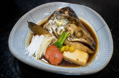 Japon somon kafası buharda.