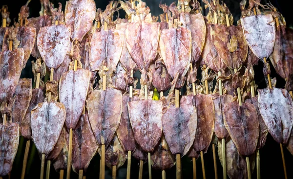 Calamares secos en pincho comida callejera . — Foto de Stock