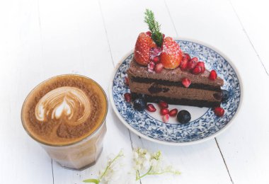 Çilek ve berry meyve ile tepesi Çikolatalı kek.