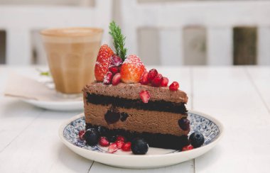 Çilek ve berry meyve ile tepesi Çikolatalı kek.