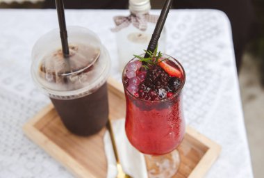 Buz soğuk berry meyve çay içecek.