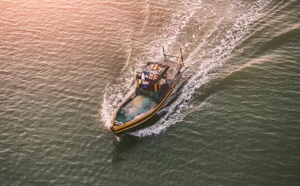 Verschieben von hölzernen Fischerboot im Meer. — Stockfoto