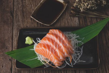 Somon sashimi kesme ve dilim.