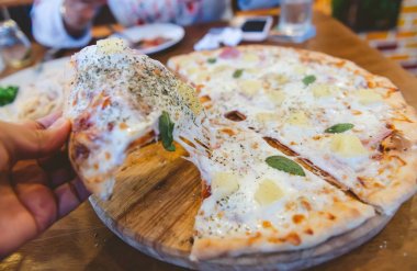 Ev yapımı pizza streç peynir parçası.