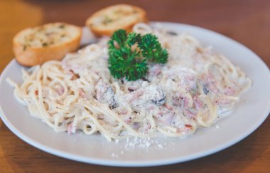 Ev yapımı gurme carbonara spagetti.