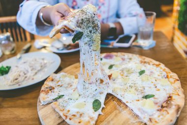 Ev yapımı pizza streç peynir parçası.