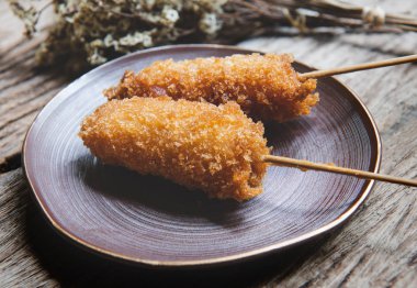 Yuvarlak tabakta Japon derin kızarmış şiş.