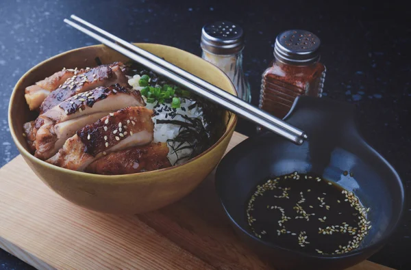 米饭杯与日本风格的烤鸡. — 图库照片