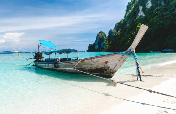 Bateau de pêche en bois au bord de la mer . — Photo