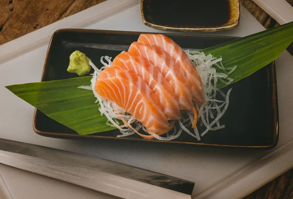 Lazac sashimi kivágás és szelet. — Stock Fotó