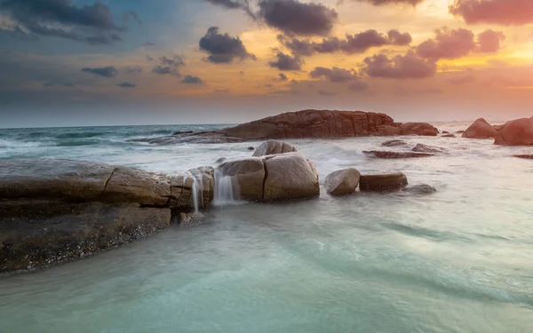 La roca y el mar en el color del atardecer . —  Fotos de Stock