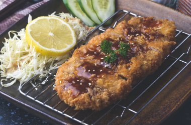 Derin kızarmış domuz veya Japon tonkatsu.