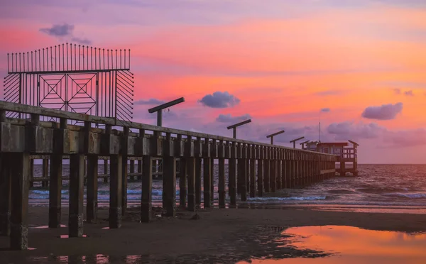 Ponte sul mare a piedi con illuminazione al tramonto . — Foto Stock