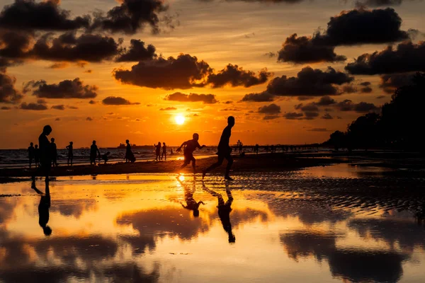Seascape and silhouette people on the beach. — Stock Photo, Image