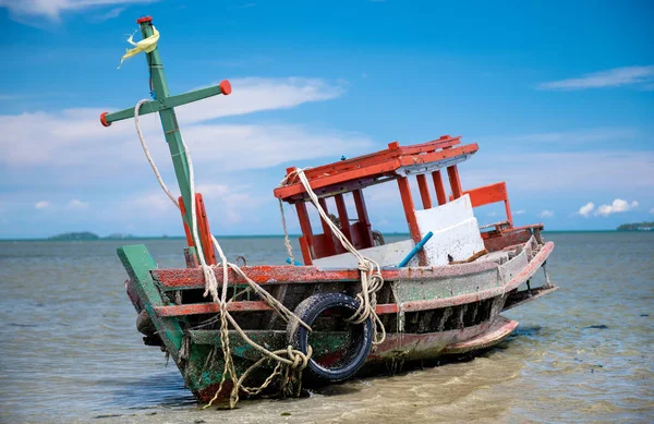 Naufragio barco pesquero de madera en la playa . — Foto de Stock