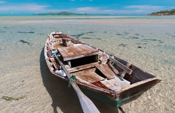 Barco de madera de pesca en la orilla . — Foto de Stock