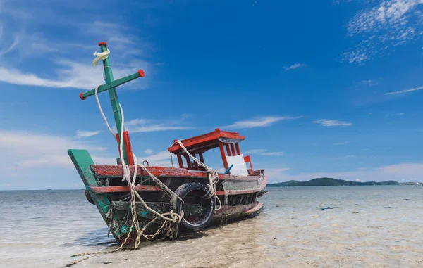 Naufragio barco pesquero de madera en la playa . — Foto de Stock