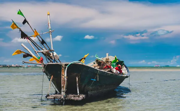 Barco de madera de pesca en la orilla . — Foto de Stock