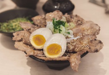 Izgara domuz eti ve onzen yumurta ile Pirinç fincan.