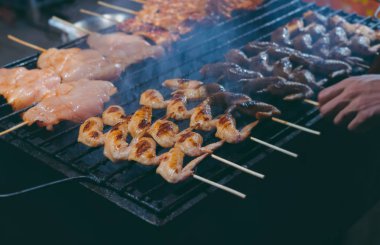 Kömür alev ile ızgara şiş tavuk eti.