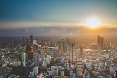 Gün batımı nda Bangkok cityscape üst görünümü.