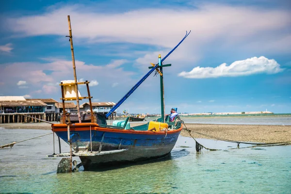 Barco de madera de pesca en el paisaje marino de la orilla . — Foto de Stock