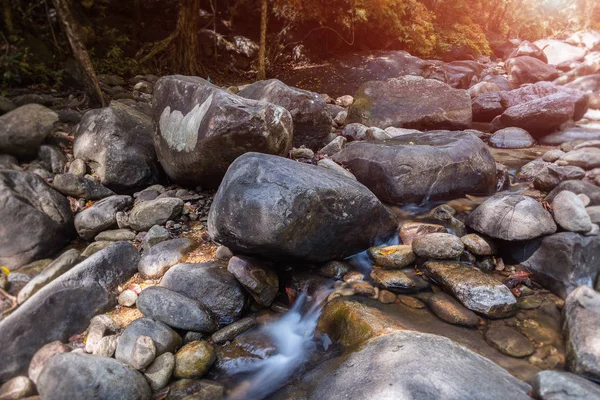 Piedras y arbolado de rocas naturales con agua del bosque . —  Fotos de Stock