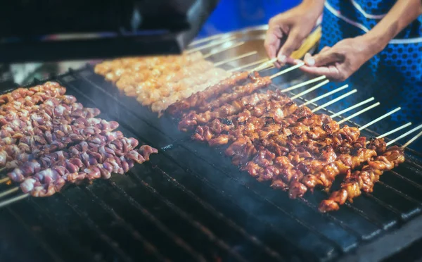 Brocheta a la parrilla carne de pollo con llama de carbón . — Foto de Stock