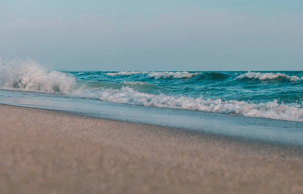 Морская волна и коричневый песчаный пляж в сером тоне . — стоковое фото