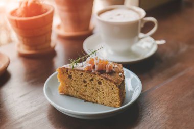 Kahve molasında meyveli kek kesme servisi.