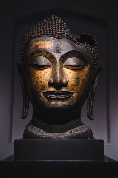 Goldene Buddha-Kopf-Statue antike Kunst. — Stockfoto