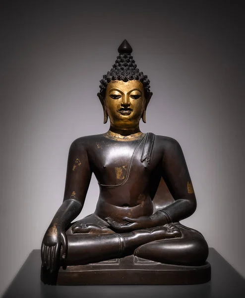 Goldene Buddha-Statue antike Kunst. — Stockfoto