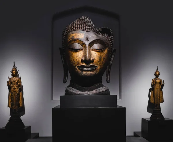 Statua della testa di Buddha dorato arte antica . — Foto Stock