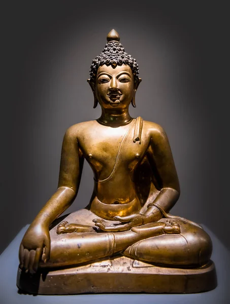 Altın Buda heykeli antik sanat. — Stok fotoğraf