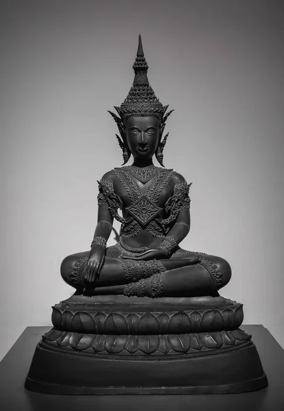 Koyu siyah Buda heykeli antik sanat. — Stok fotoğraf