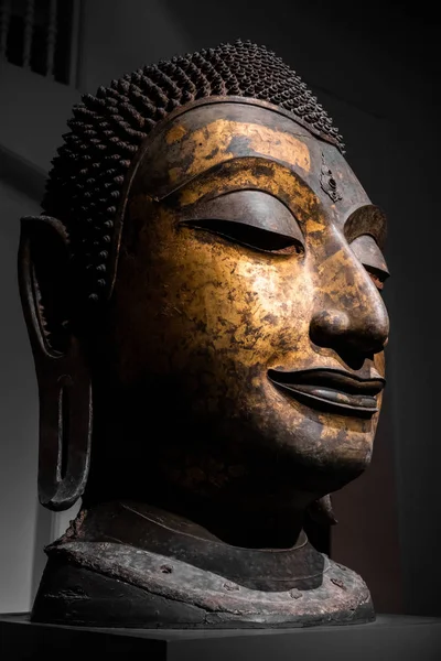 Altın Buda baş heykeli antik sanat. — Stok fotoğraf
