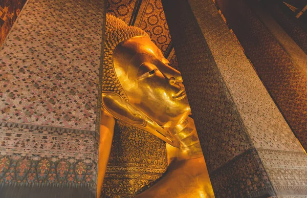 Dormir estatua de Buda de oro arte antiguo . —  Fotos de Stock