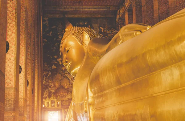 Uyuyan altın Buda heykeli antik sanat. — Stok fotoğraf