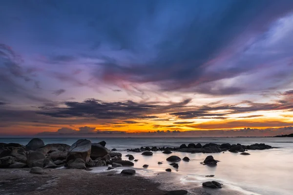 Paisaje marino con atardecer cielo púrpura y tono cálido . —  Fotos de Stock