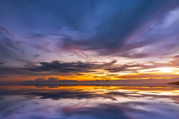 Paisaje marino con atardecer cielo púrpura y tono cálido . —  Fotos de Stock