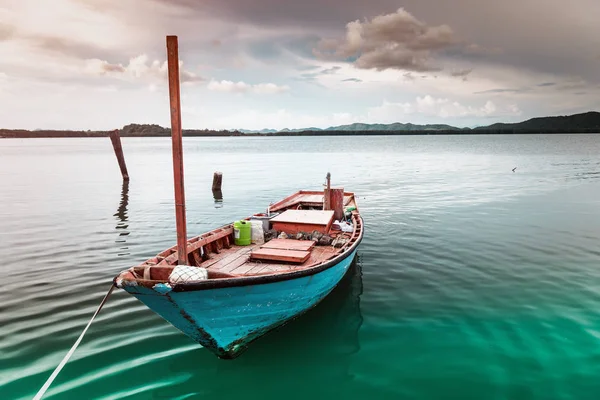 Рыбацкая деревянная лодка на берегу озера . — стоковое фото