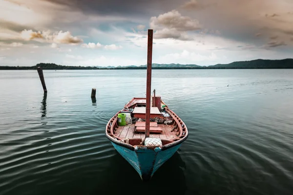 Dřevní člun na břehu jezera. — Stock fotografie