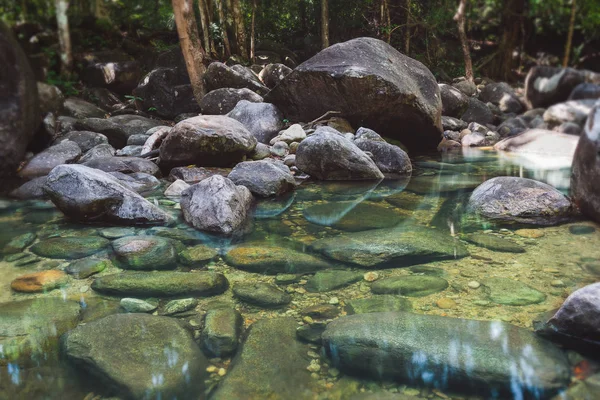 Piedras y arbolado de rocas naturales con agua del bosque . — Foto de Stock