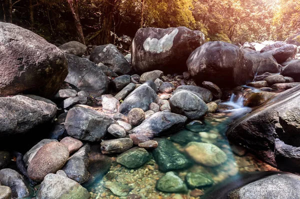 Piedras y arbolado de rocas naturales con agua del bosque . — Foto de Stock