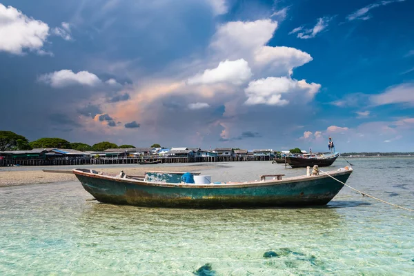 Barco de madera de pesca en el paisaje marino de la orilla . — Foto de Stock