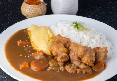 Omlet ve kızarmış tavuk ile Japon köri ile Pirinç.